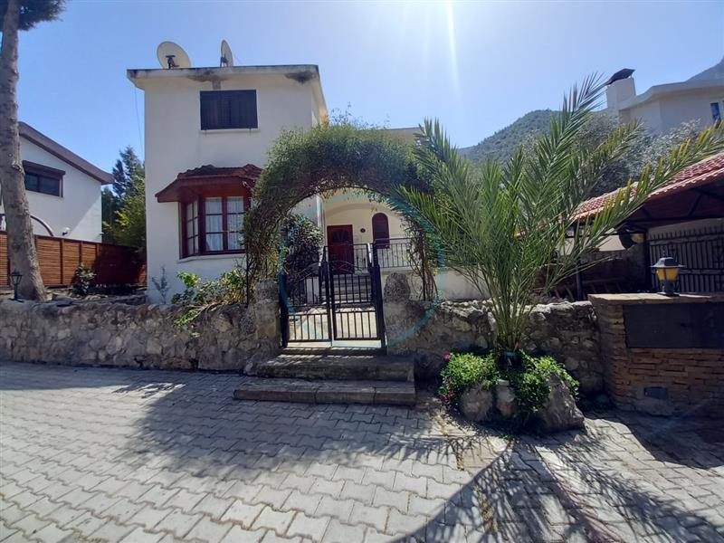 A TRADITIONAL THREE BEDROOM DETACHED HOUSE IN BELLAPAIS