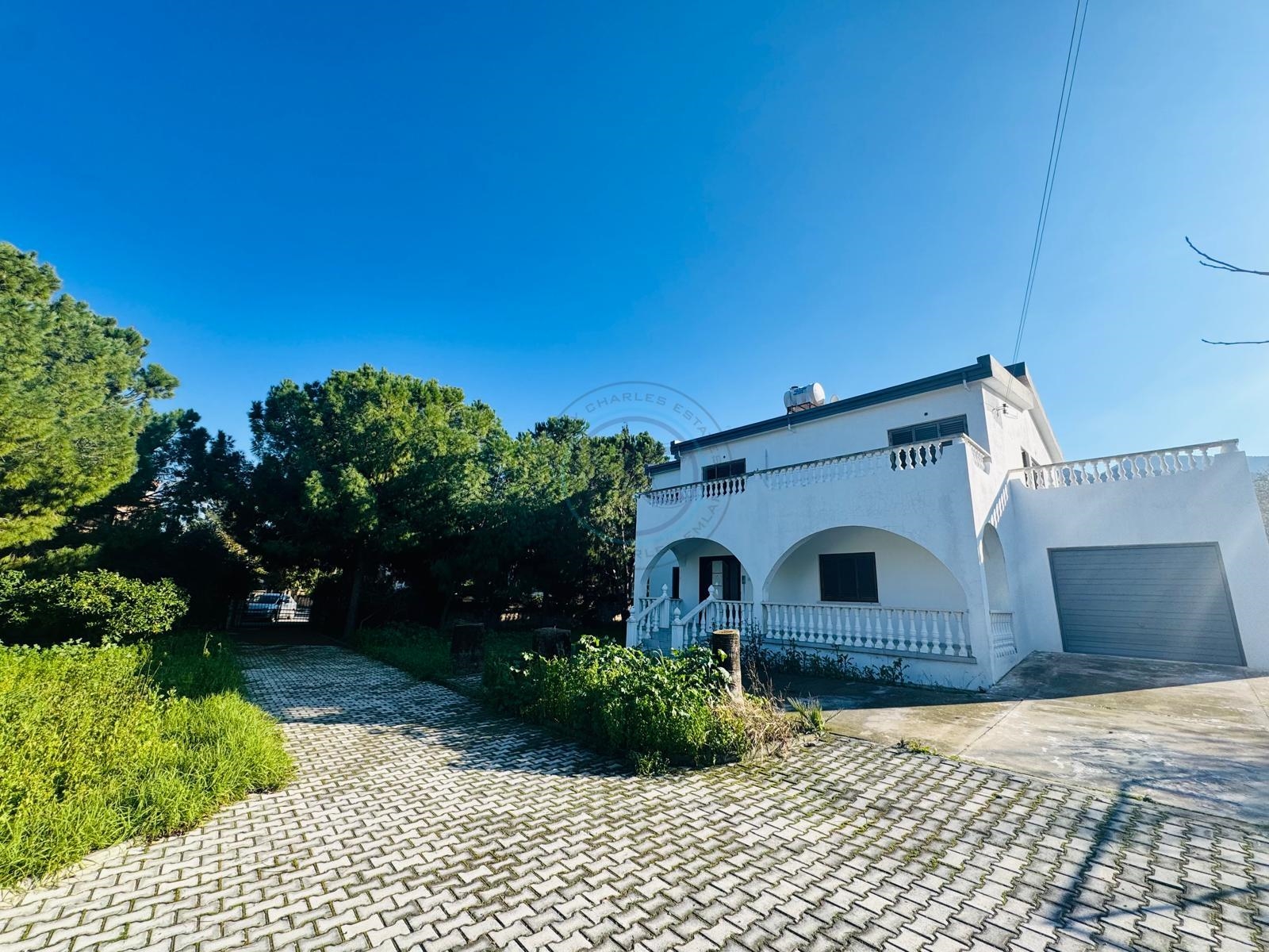 THREE BEDROOM VILLA WITH LARGE GARDEN IN QUIET LOCATION