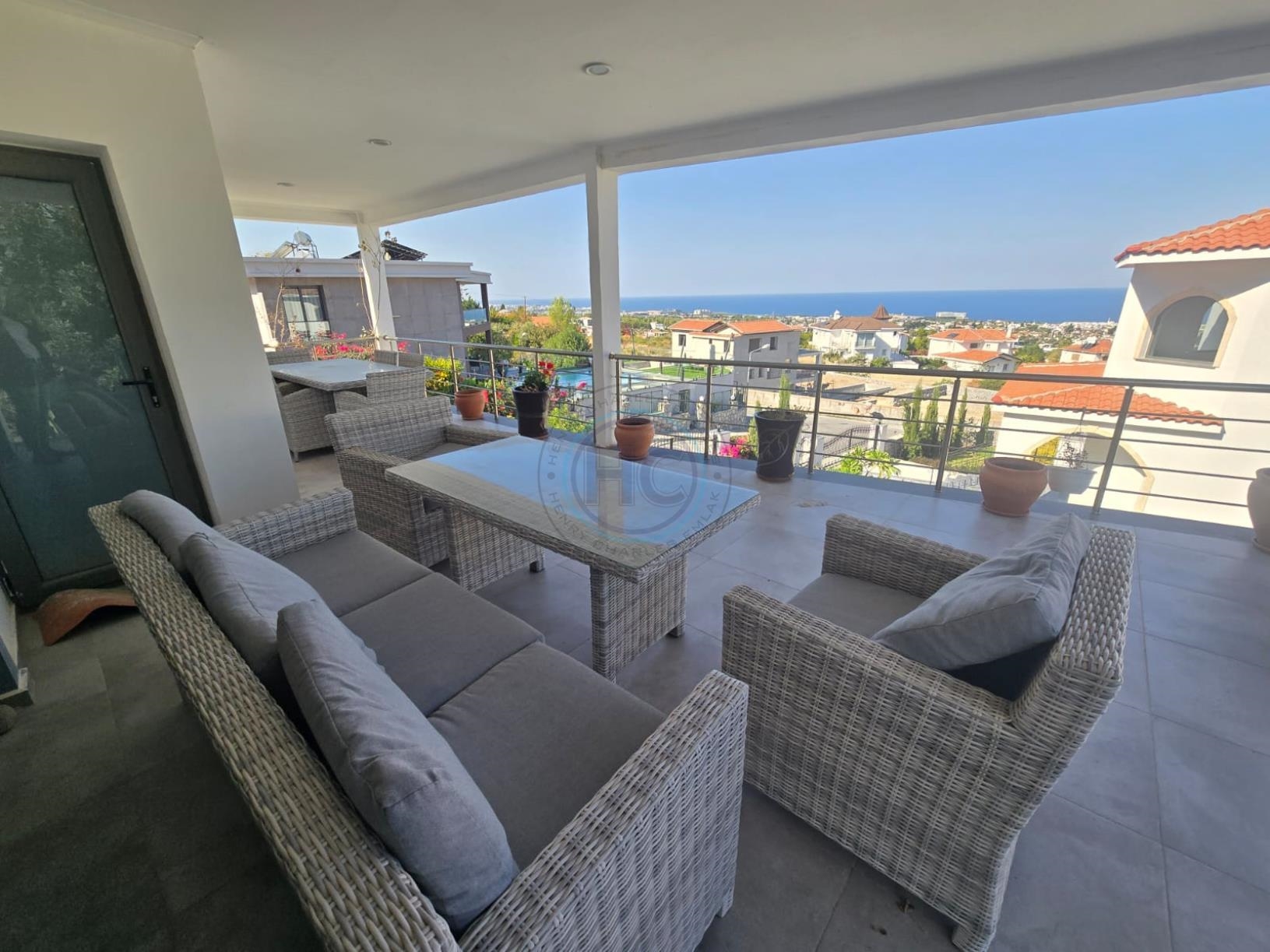 CHARMING TWO BEDROOM HOUSE WITH STUNNING SEA VIEWS
