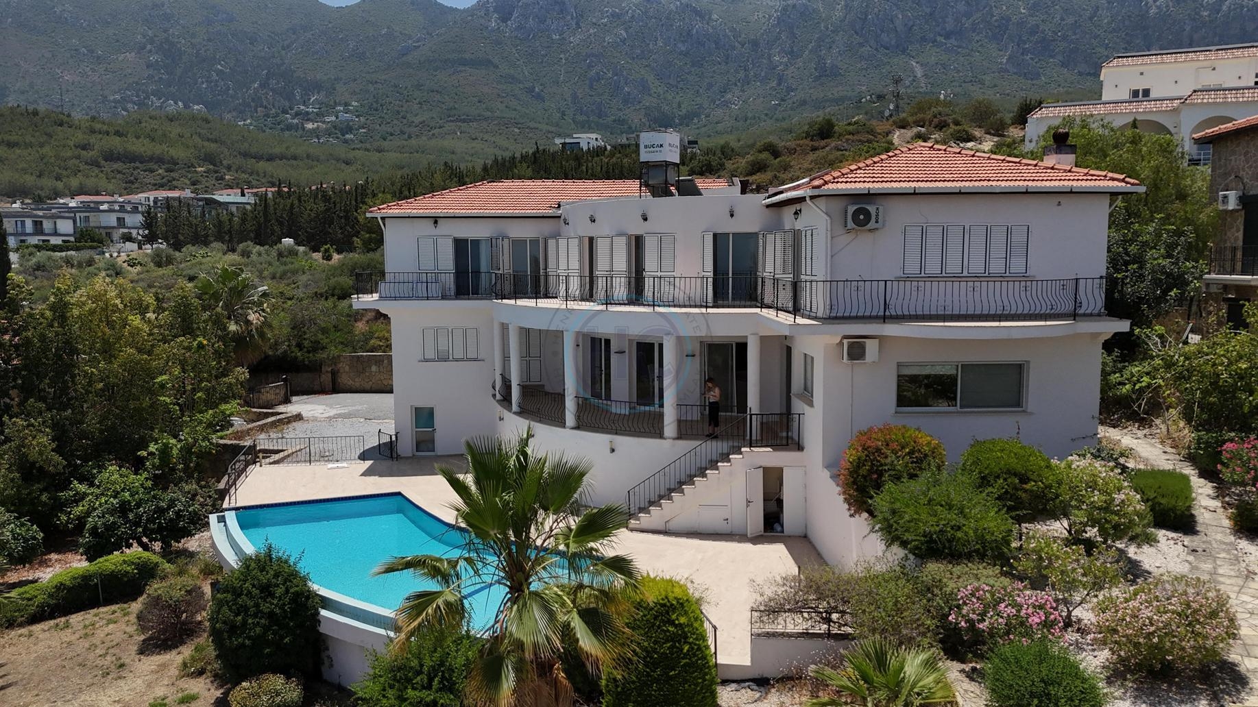 STUNNING FOUR -BEDROOM VILLA WITH PANORAMIC VIEWS IN EDREMIT